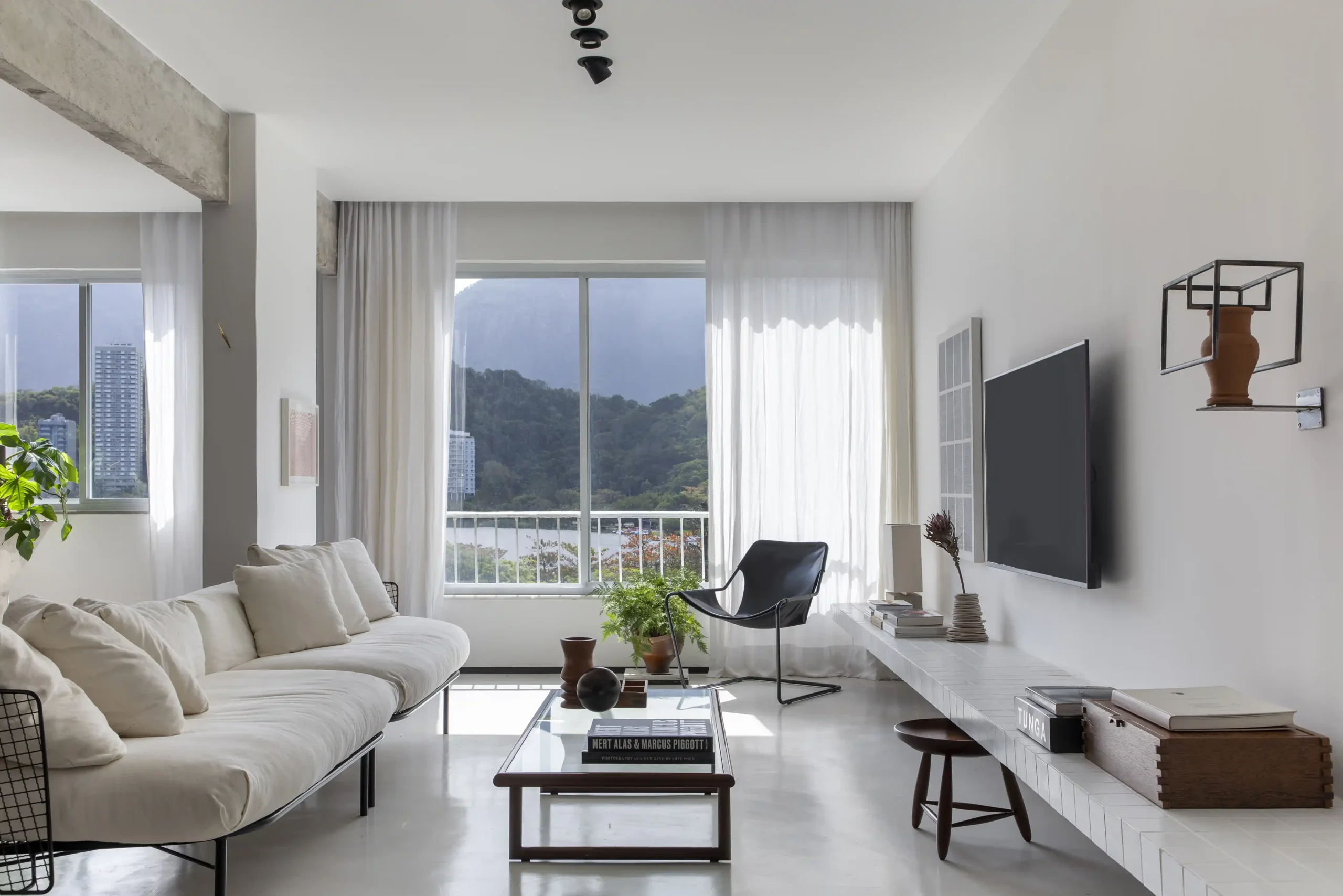 Salón reformado con diseño contemporáneo