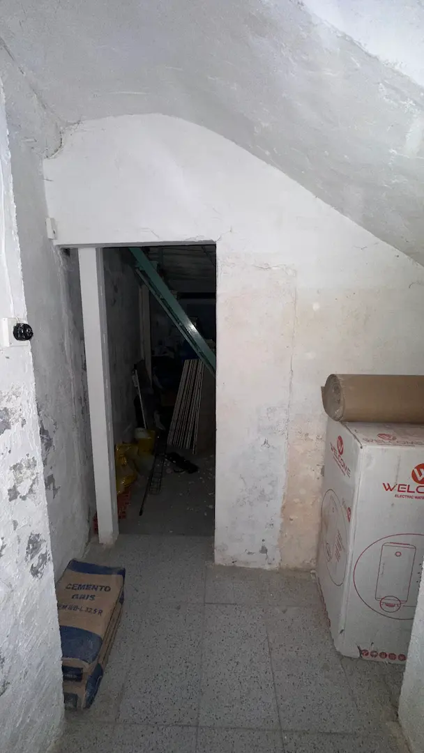 Acceso residual antes de la reforma en Arrabal con paredes deterioradas