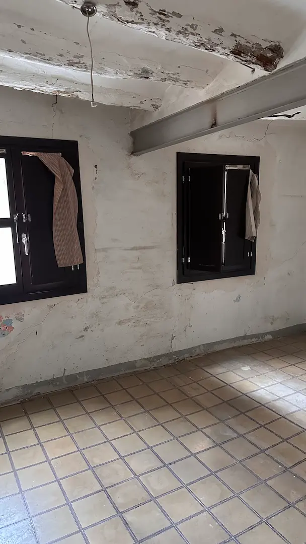 Detalle del estado previo en Arrabal con estructura vista y deterioro en techo y paredes