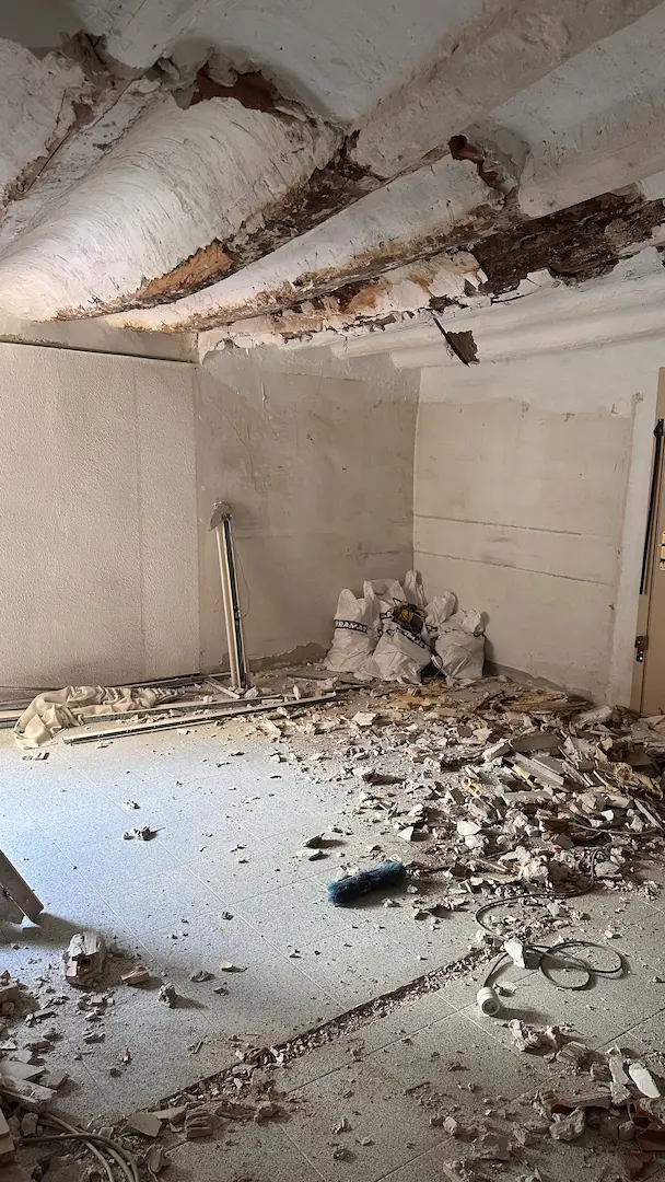 Fase de demolición en Arrabal con escombros y techo abierto