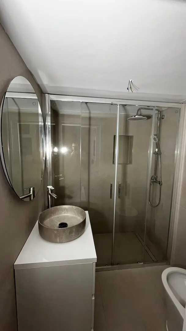 Mueble de baño blanco con lavabo pétreo en Arrabal