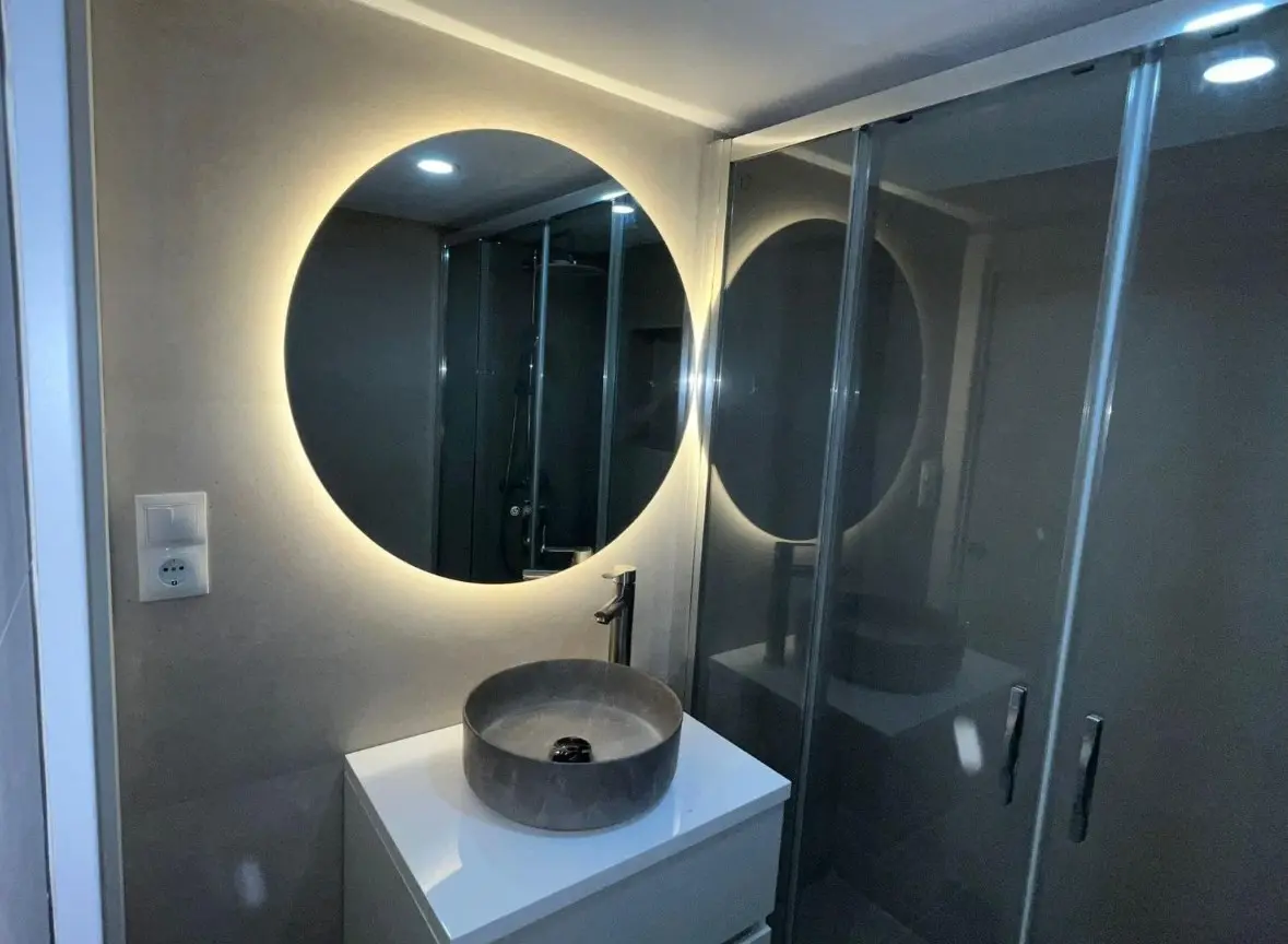 Otra vista del conjunto de ducha y lavabo en el baño reformado de Arrabal