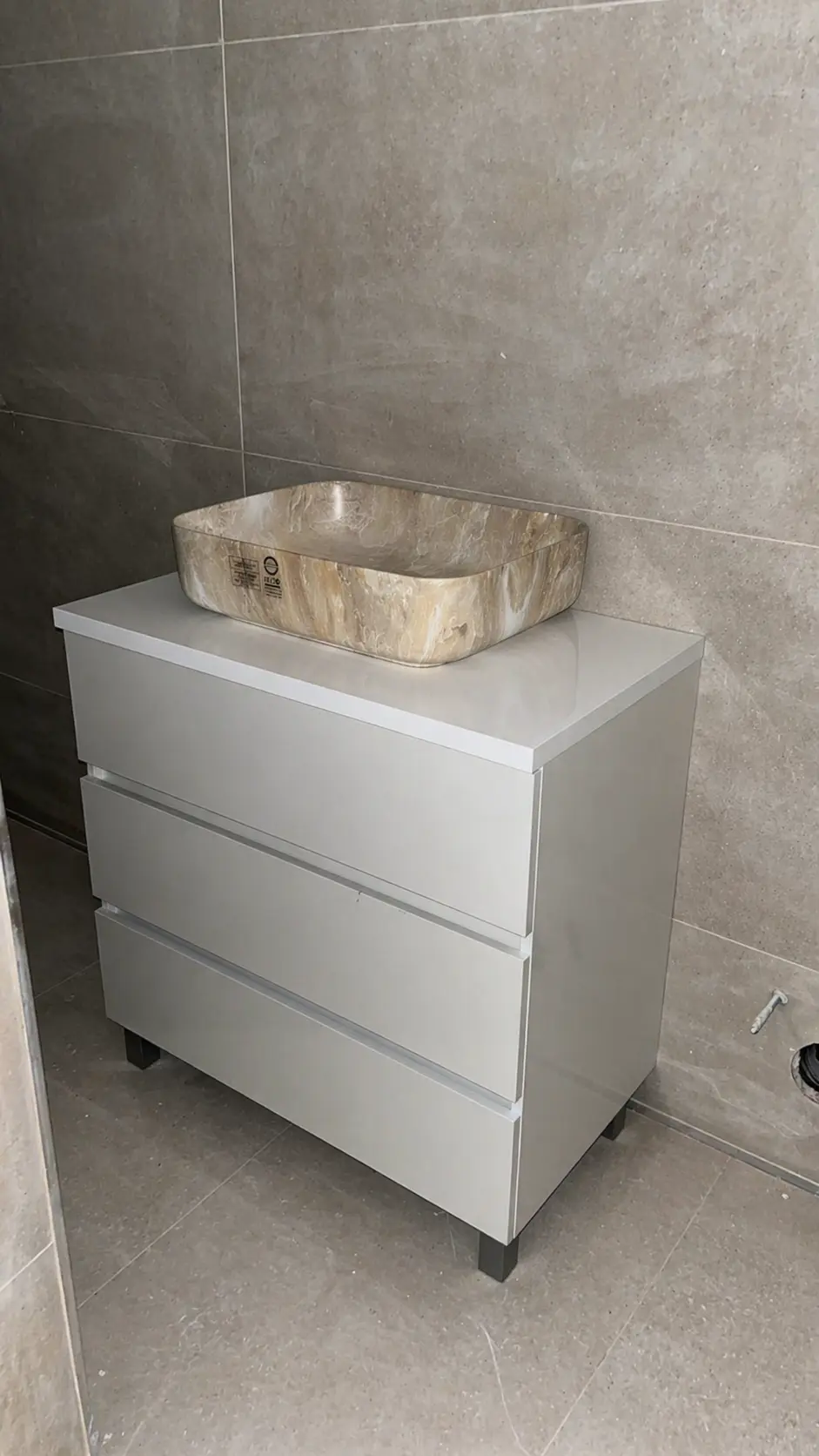 Mueble auxiliar blanco con lavabo sobre encimera en Arrabal