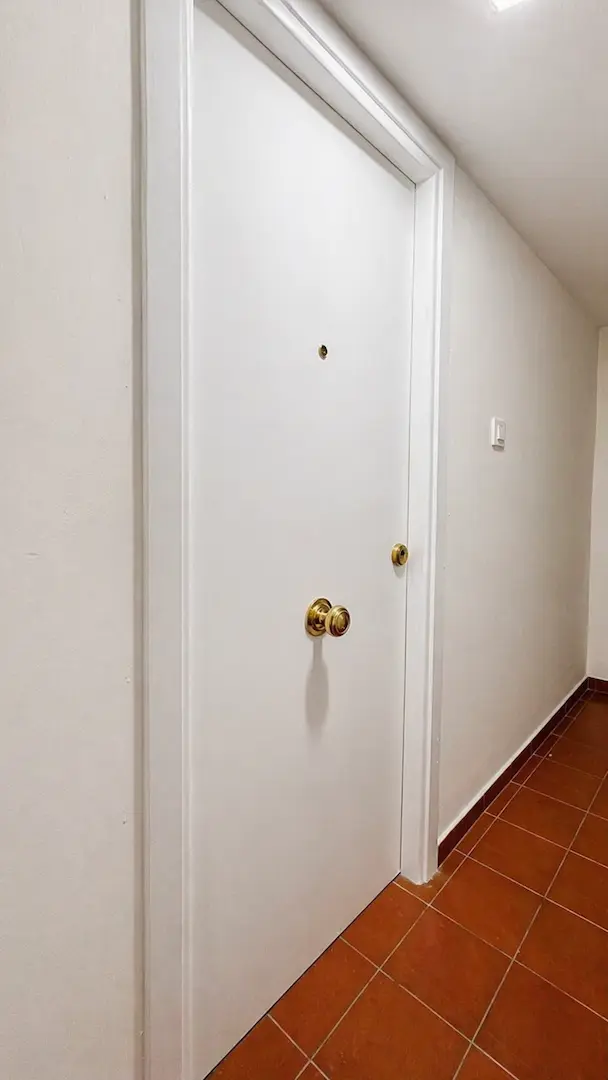 Puerta y zona común renovada en Arrabal