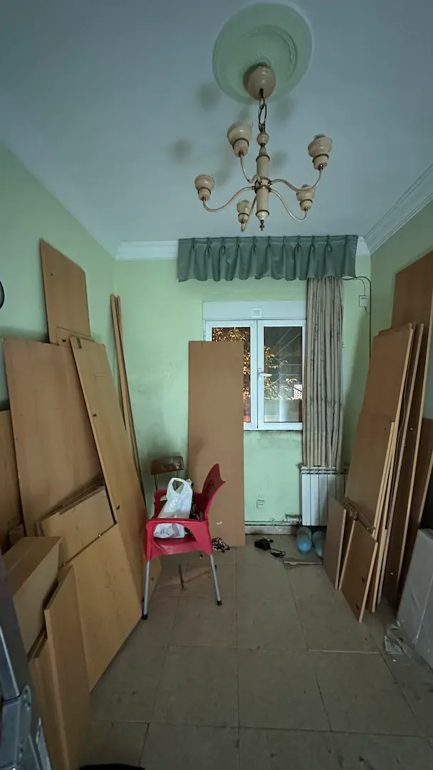 Dormitorio antes de la reforma en Delicias con paredes verdes y acabados antiguos