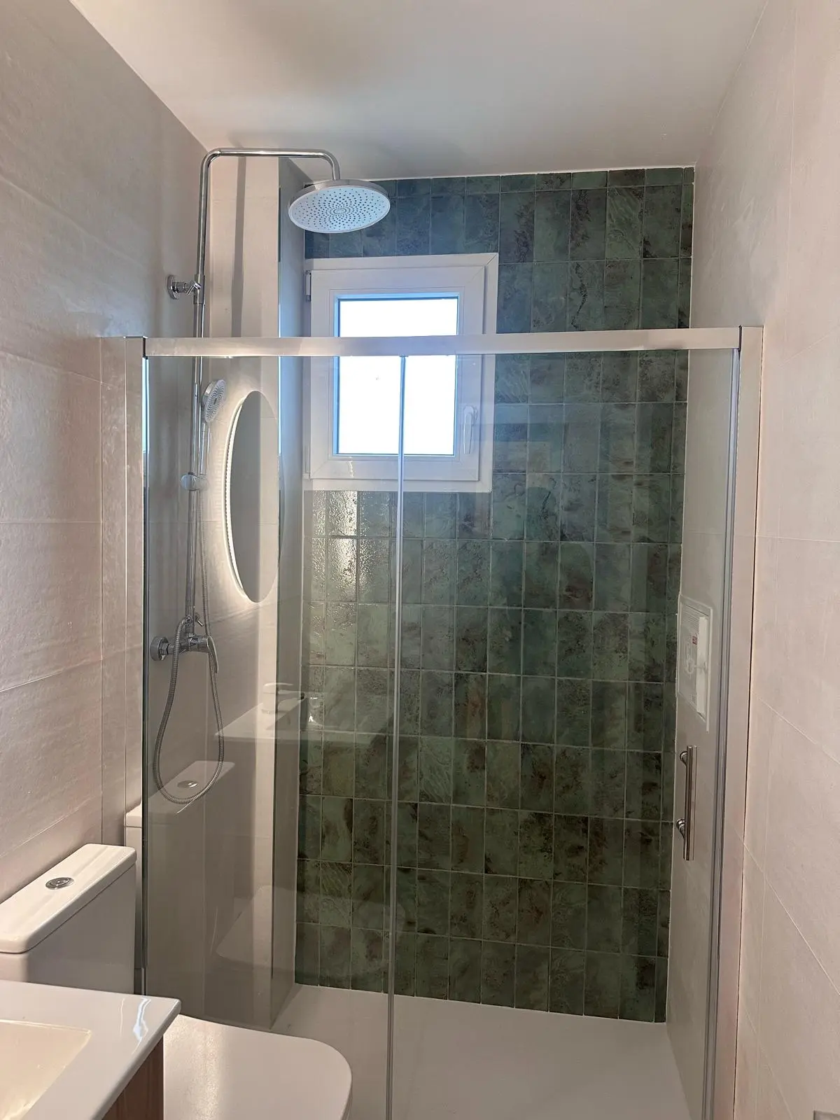 Otra vista del baño reformado en Delicias