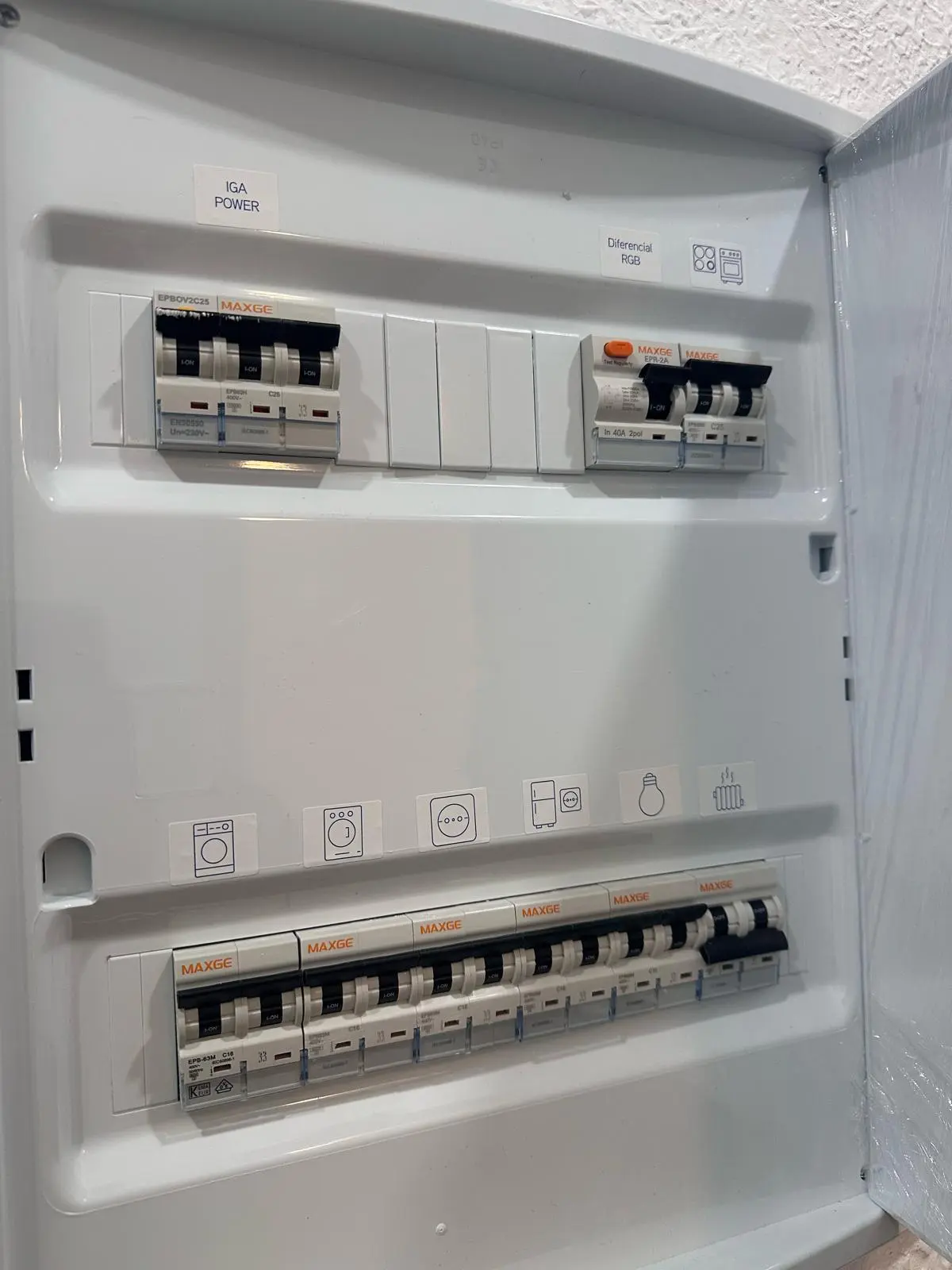 Cuadro eléctrico renovado tras la reforma en Delicias