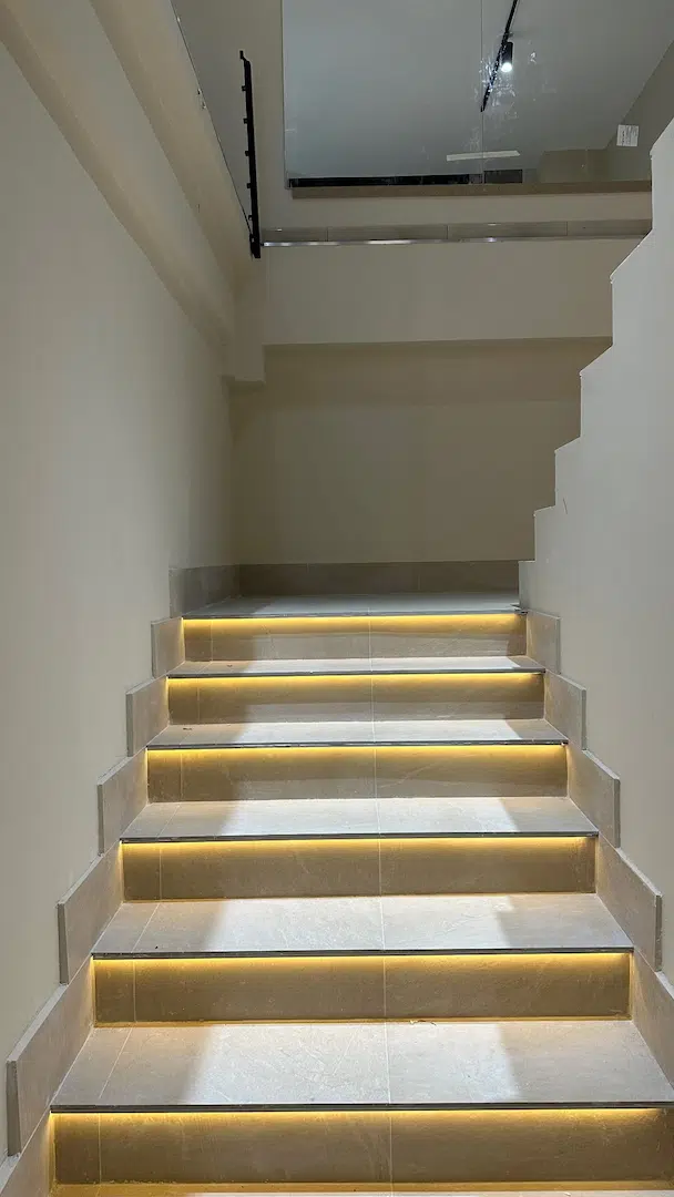 Escalera interior iluminada del proyecto en Puerta del Carmen