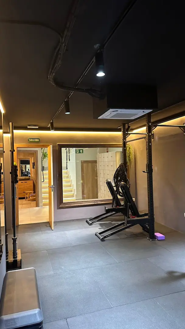 Área de entrenamiento con estructura deportiva e iluminación perimetral en Puerta del Carmen