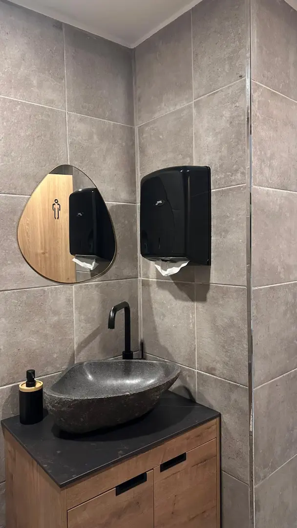 Lavabo individual y espejo orgánico en baño del centro de entrenamiento en Puerta del Carmen