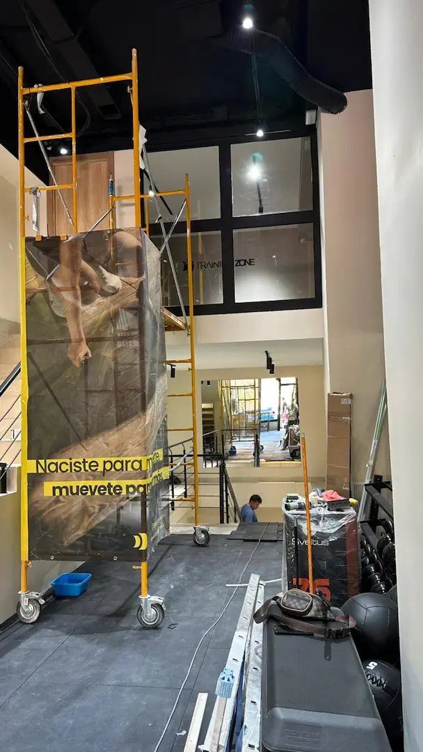 Zona central del local en obra con andamio y gráfica en instalación en Puerta del Carmen
