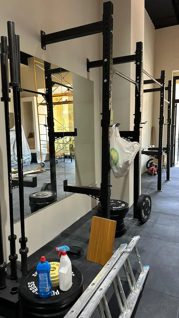 Estructuras deportivas y espejos durante la obra en Puerta del Carmen