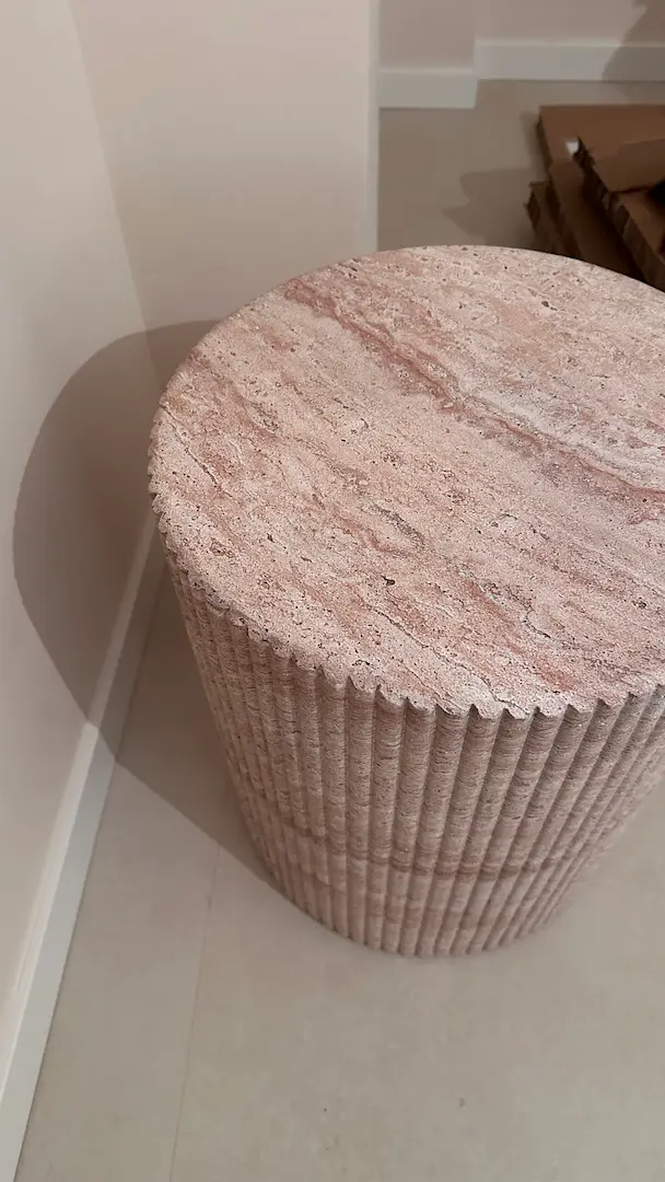 Detalle de mesa auxiliar con acabado de veta mineral