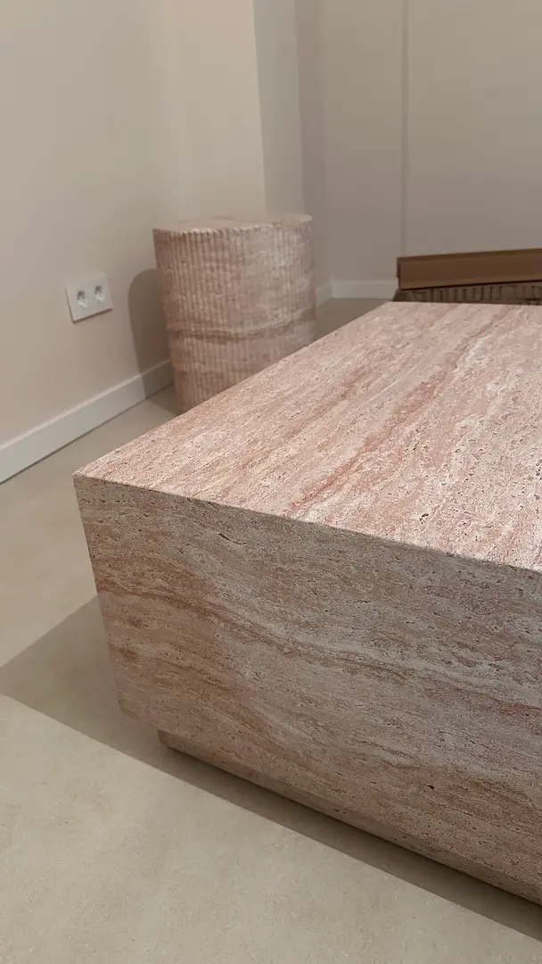 Detalle de mesa de centro con acabado tipo piedra