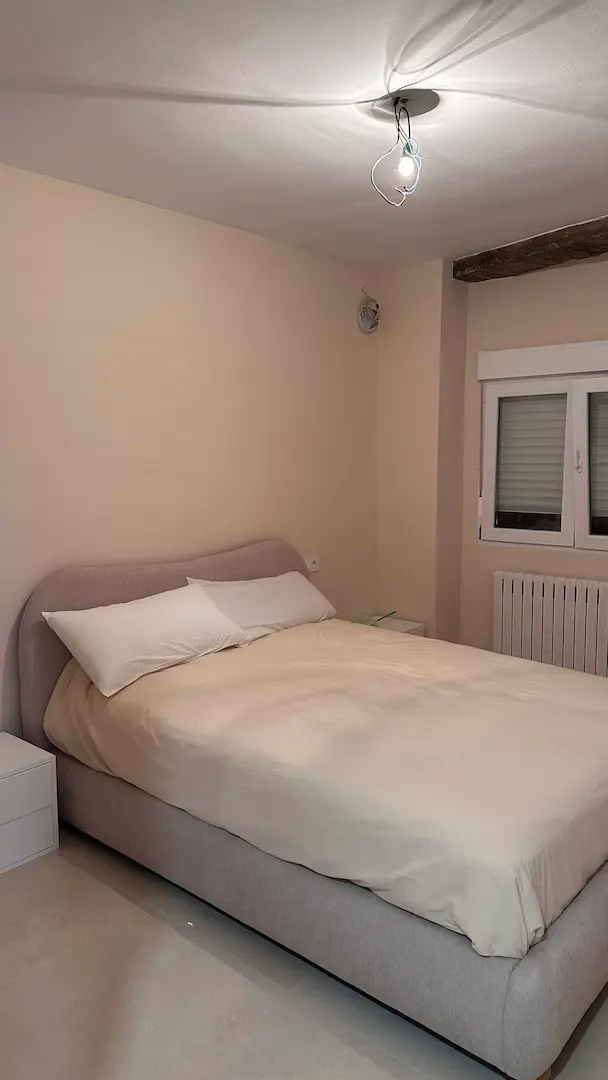 Dormitorio reformado con tonos neutros