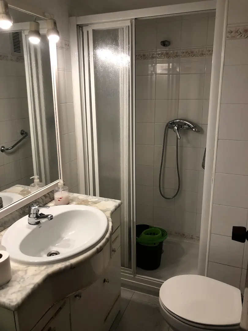 Baño original con lavabo de mármol y mampara corredera